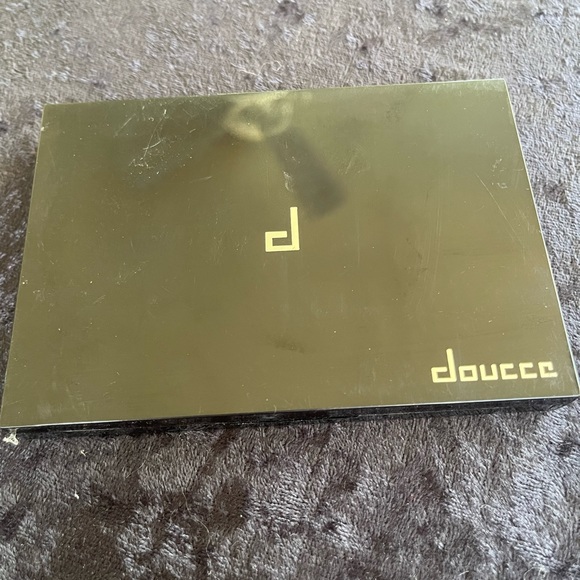 Makeup bag and assortment of makeup - Picture 9 of 9